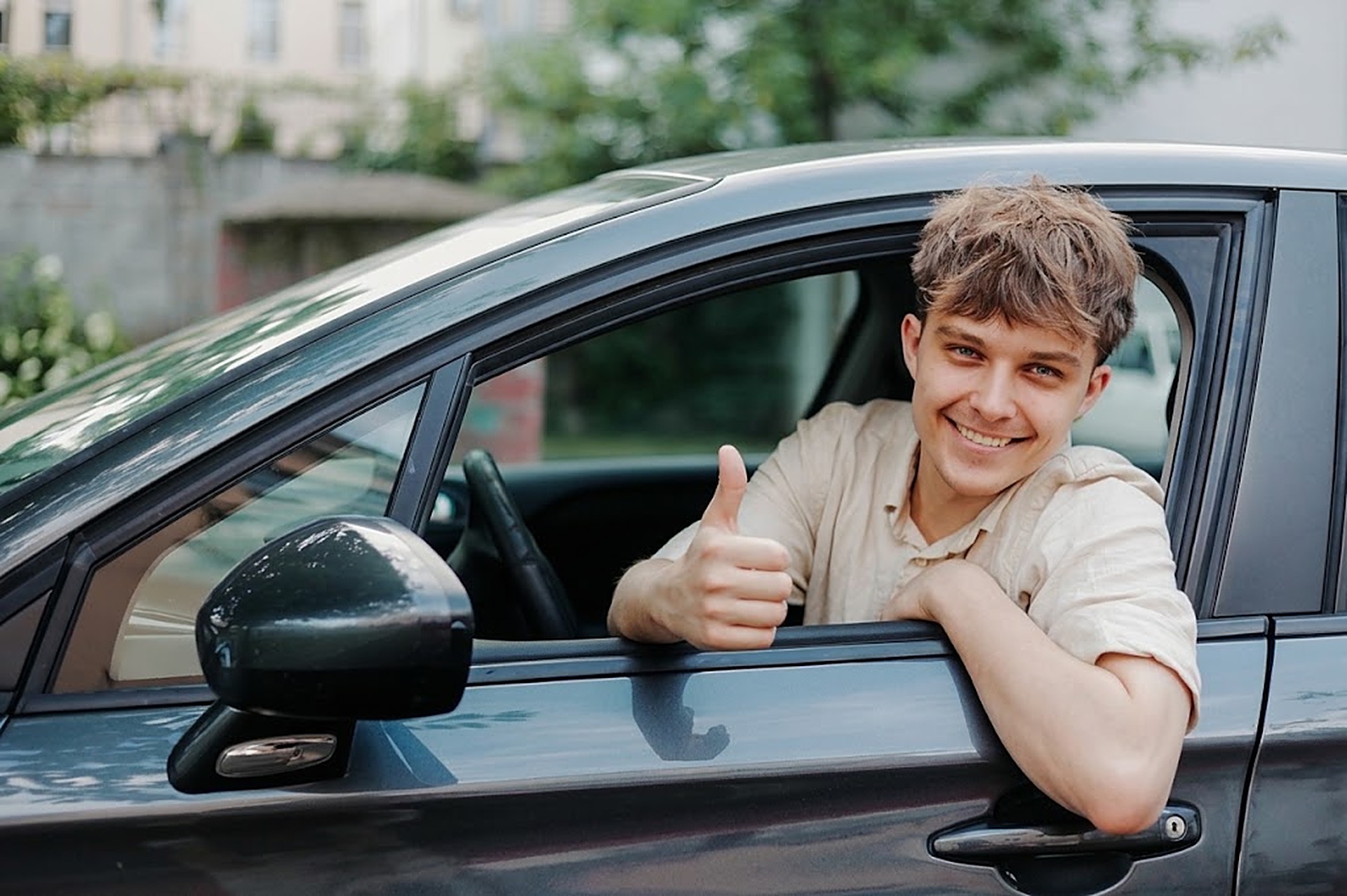 University students meeting at a car before sharing a ride to campus
